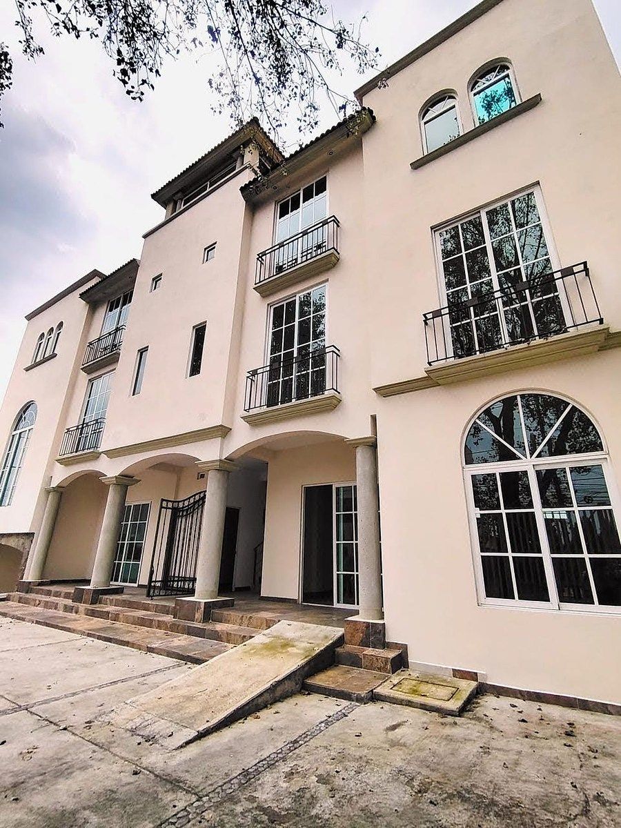 Edificio en Venta o Renta en Metepec en Paseo San Isidro, 14 autos, foto 1 de 11