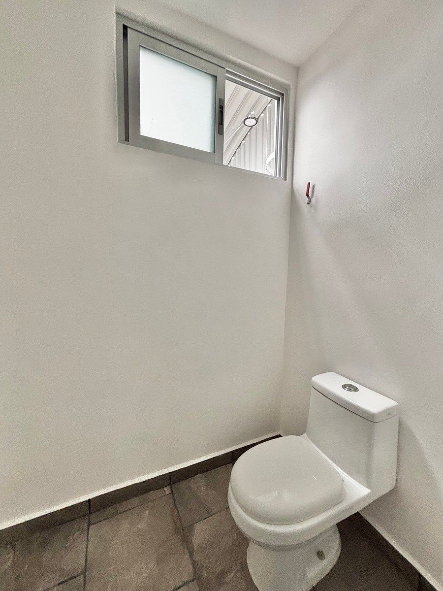 Medio baño en oficinas ., foto 19 de 20