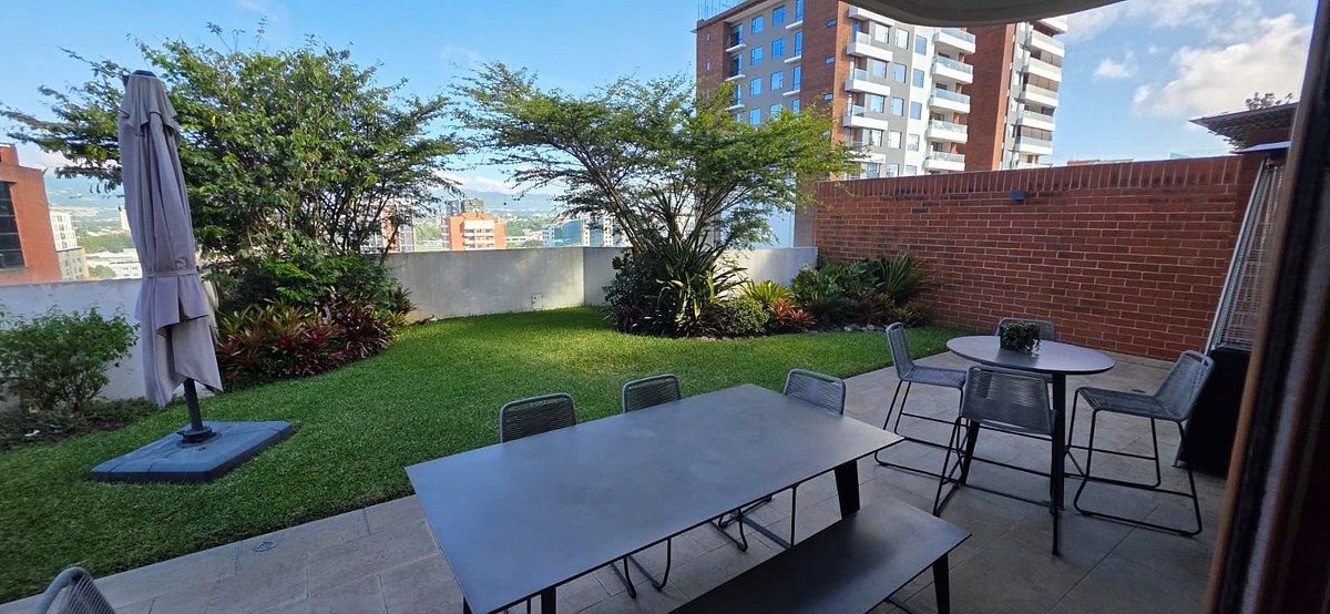APARTAMENTO EN RENTA CON AMPLIO JARDIN  | ZONA 14, foto 1 de 15