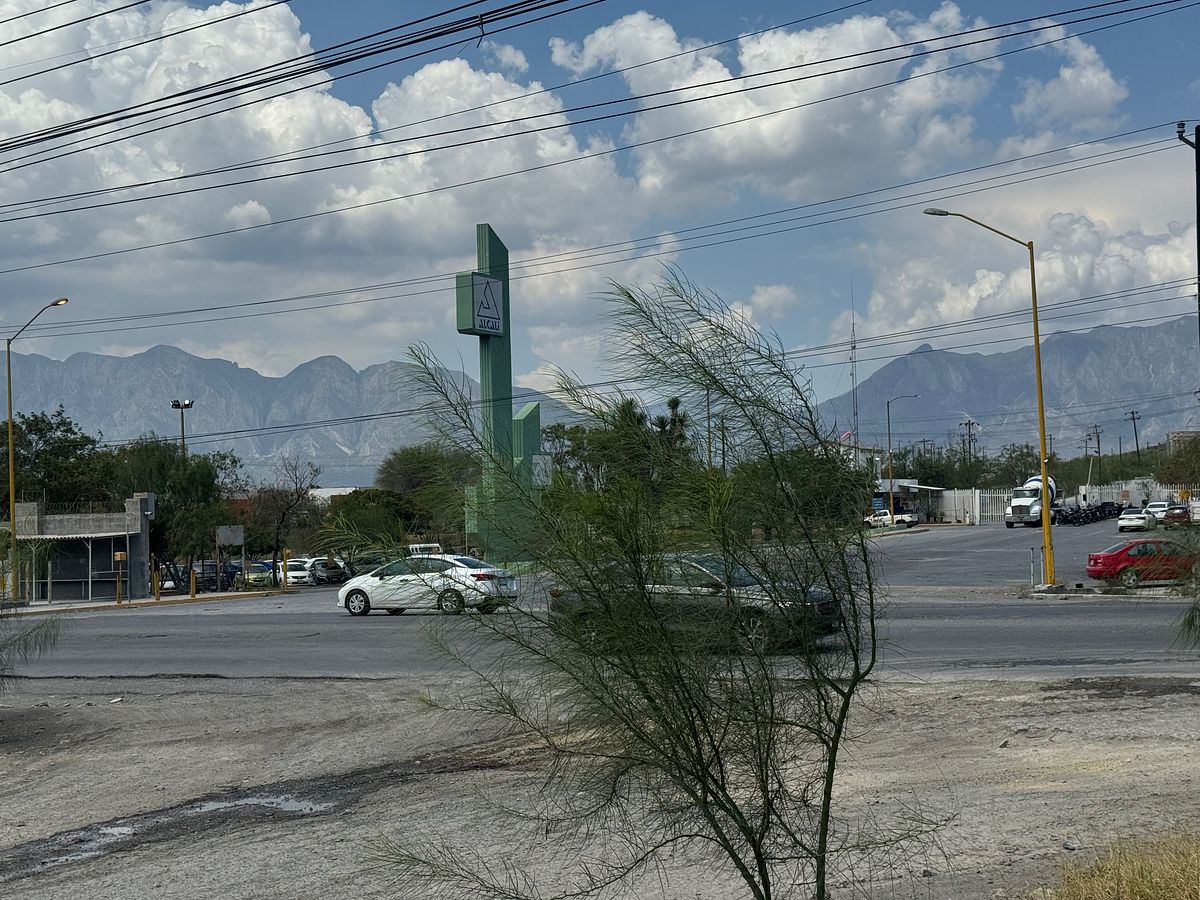 Land on a corner avenue in García NL, photo 1 of 18