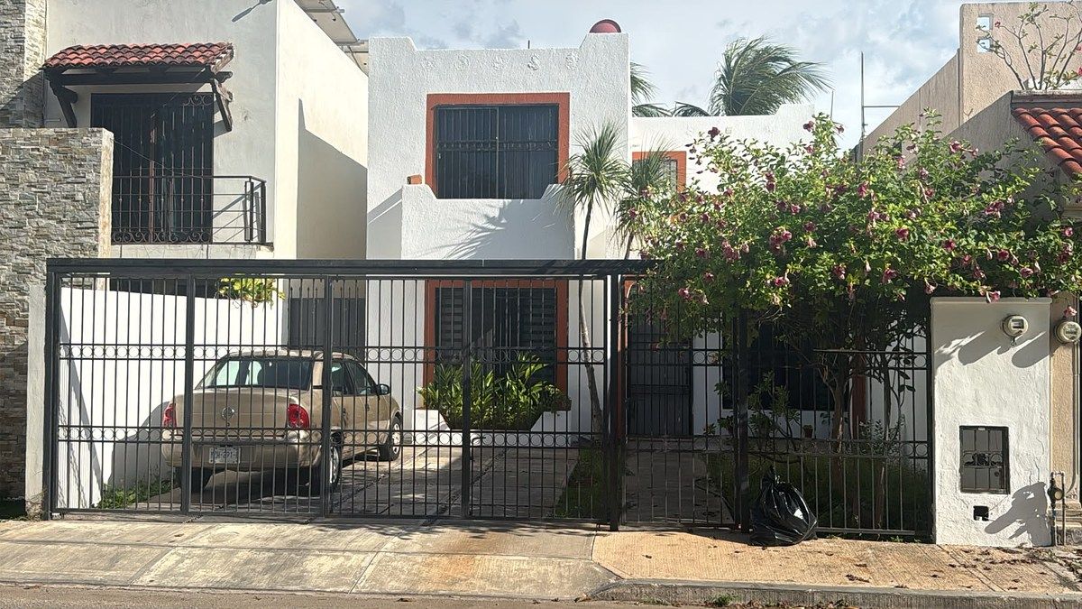 Sale of House in Francisco de Montejo, photo 1 of 21