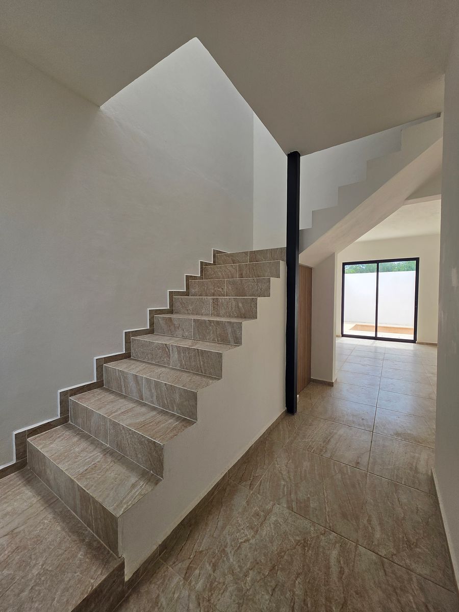 Entrada y Escalera, foto 4 de 18