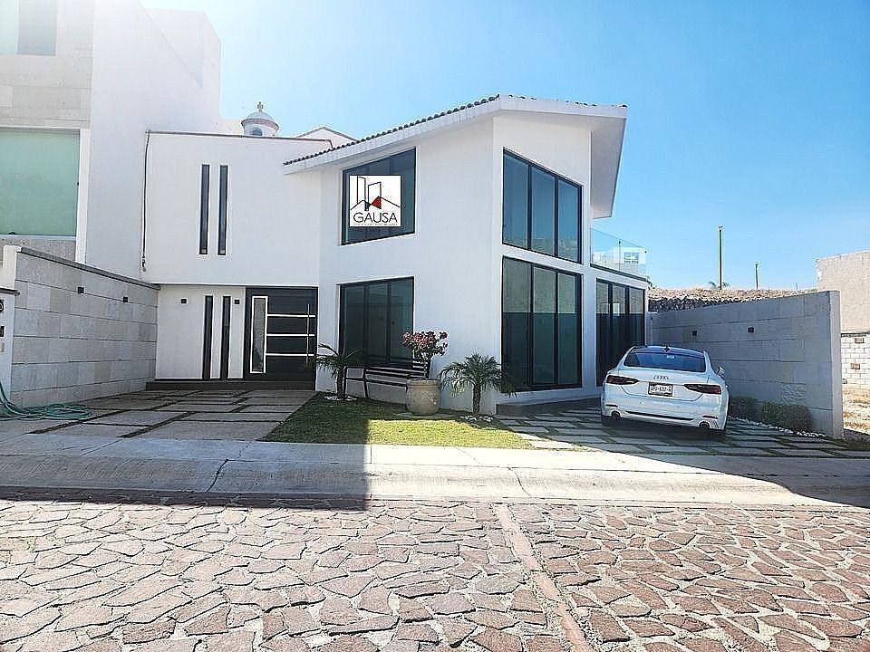 Casa con diseño único en exclusiva privada en Cumbres del Lago, foto 1 de 28