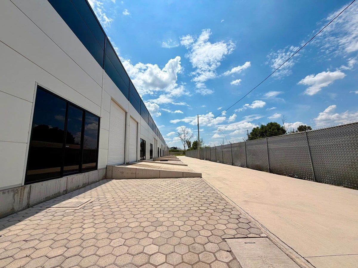 BODEGA DE 216m2 EN RENTA DENTRO DE PARQUE A UNOS PASOS DE CARR. 57, Querétaro!, foto 1 de 16