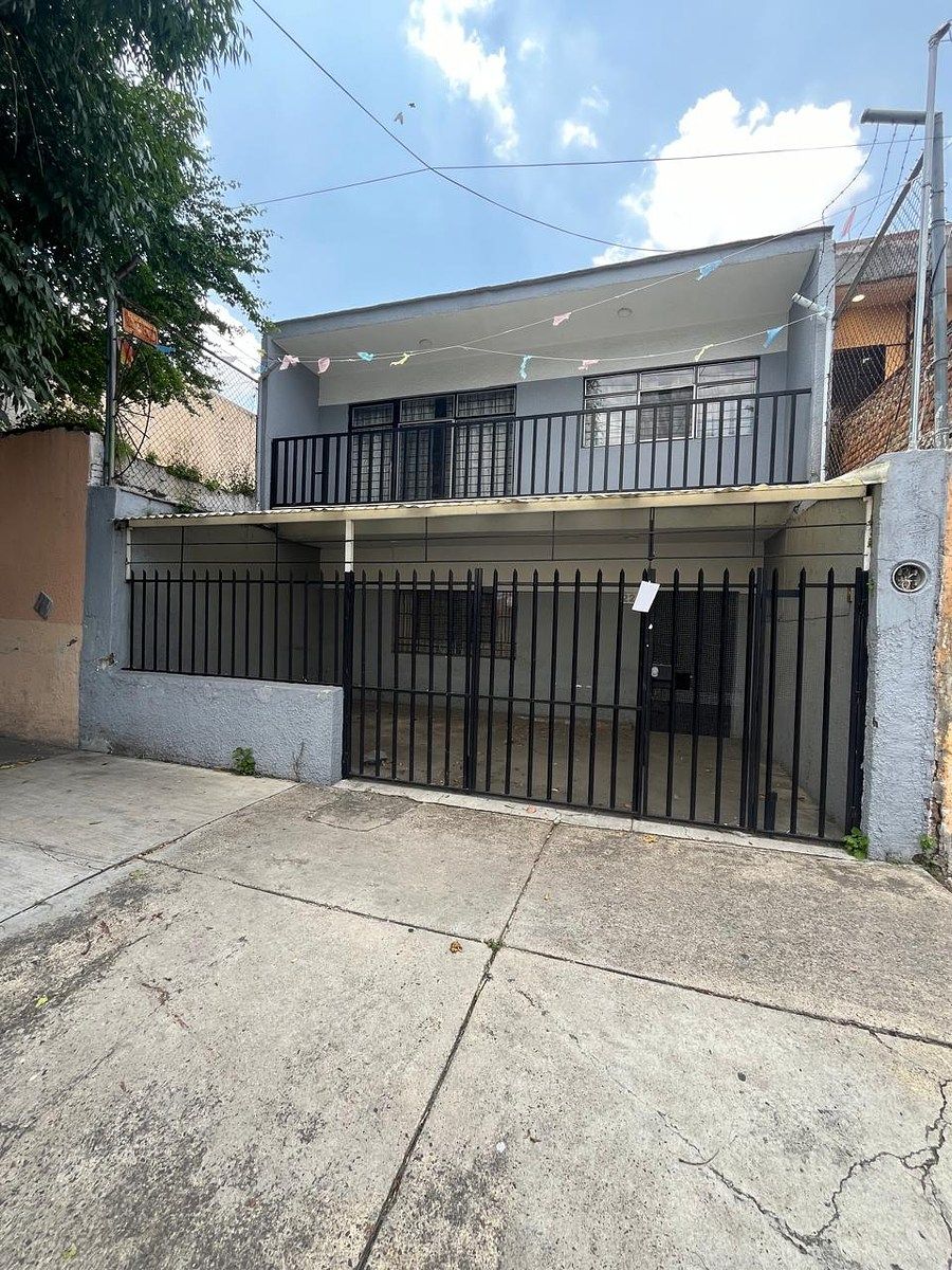 CASA EN VENTA CON USO DE SUELO COMERCIAL EN AVENIDA CRUZ DEL SUR, foto 1 de 32