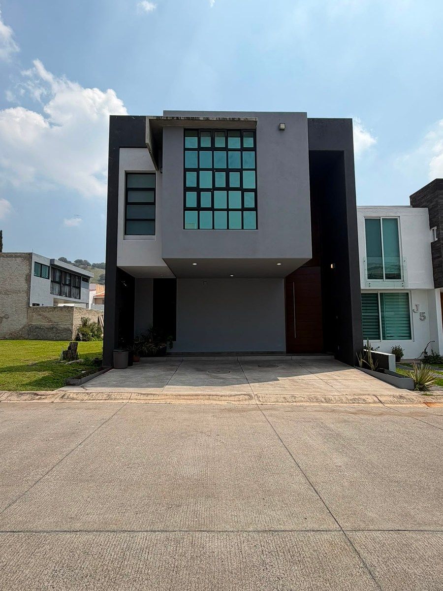 House inside a gated community with the master bedroom on the GROUND FLOOR, photo 1 of 20