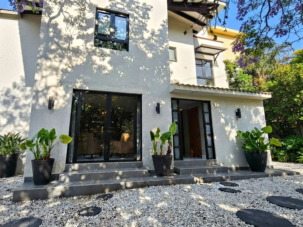MODERN, BRIGHT HOUSE IN LOMAS DE CHAPULTEPEC, photo 1 of 34