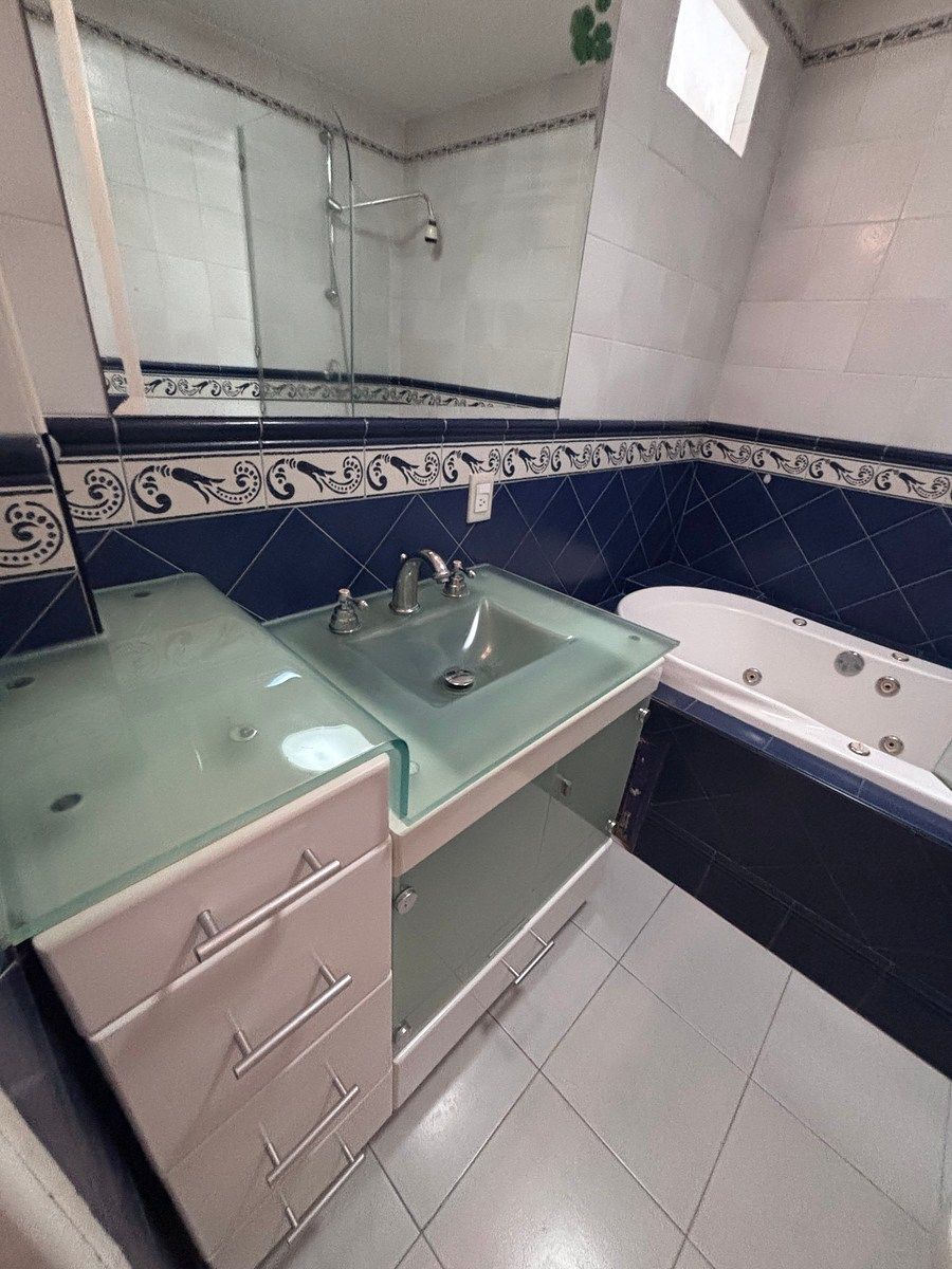 Baño de la recámara principal, photo 11 of 18