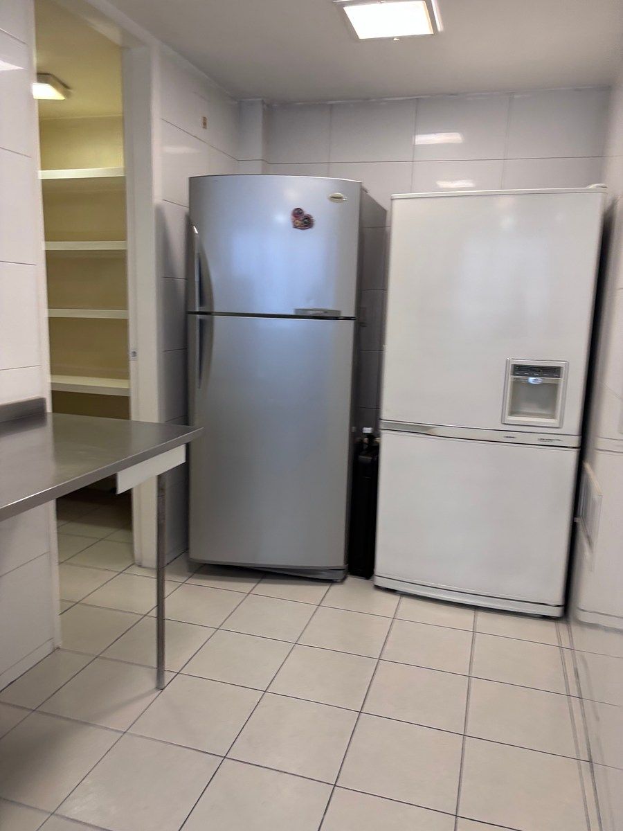 Cuenta con un cuarto de almacenamiento y 2 refrigeradores, photo 16 of 18