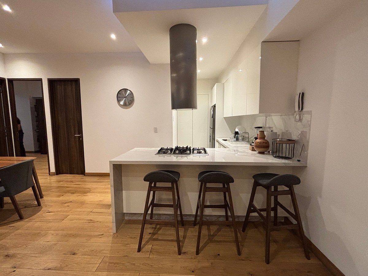 Cocina integral con cuarto de lavado (lavadora y secadora), foto 9 de 27