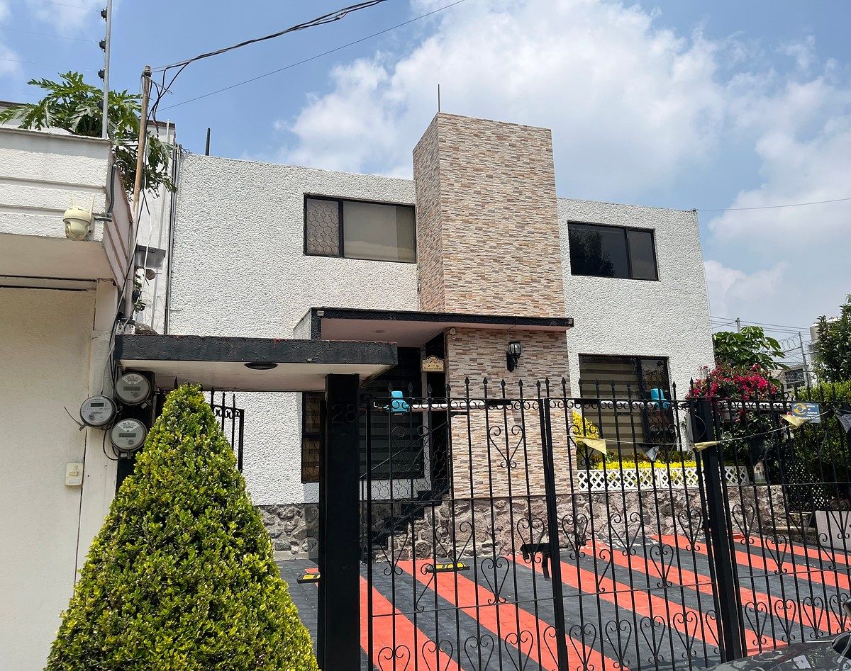 Sale of house with double lot in Jardines de San Mateo., photo 1 of 40