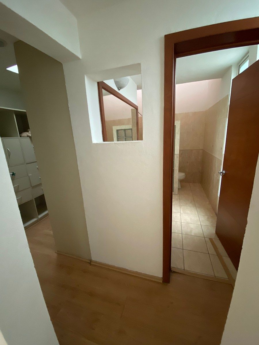 Entrada baño principal, closet, foto 27 de 45