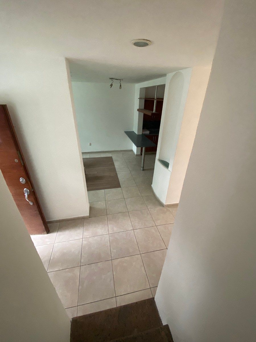 Bajando Escalera, puerta entrada principal mano izquierda,, foto 44 de 45