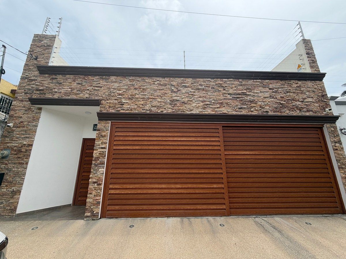 CASA DE UN NIVEL EN ZONA RESIDENCIAL, foto 1 de 24