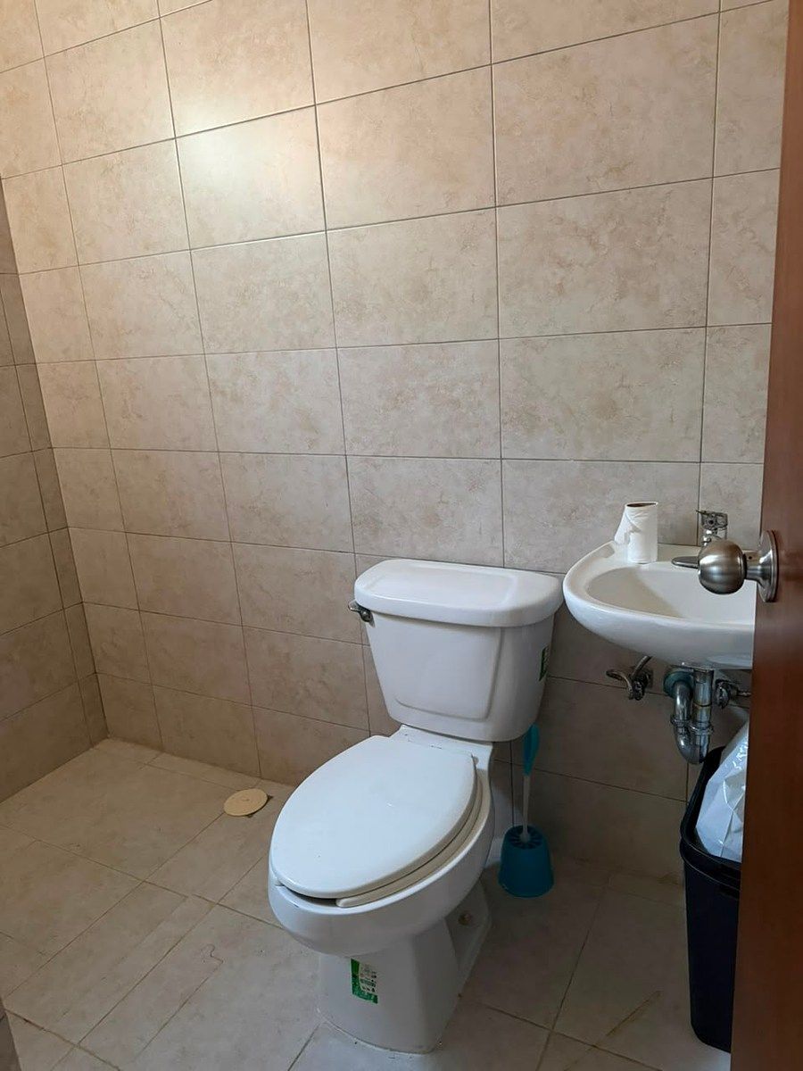 Baño del cuarto de servicio, foto 11 de 26