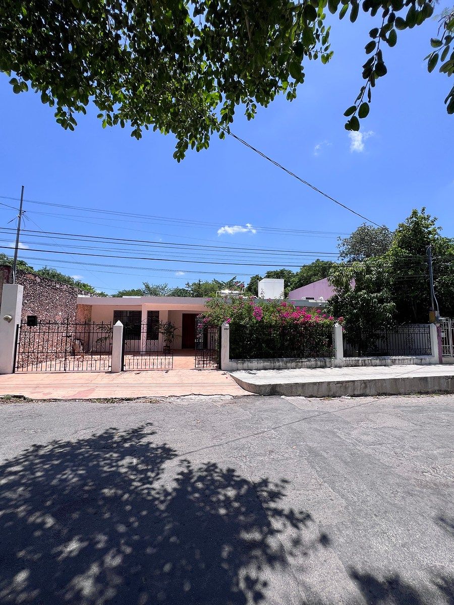 Casa de una planta en venta con alberca y estacionamiento en el centro de Mérida, foto 1 de 39