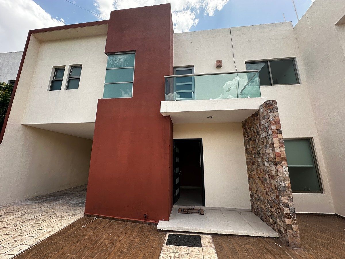 Rent House with 3 Bedrooms + Pool in Francisco de Montejo, photo 1 of 15