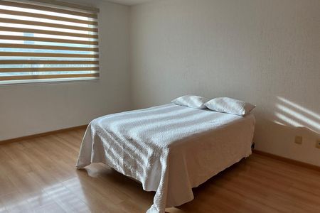 Casa en renta en cumbres del lago con estudio en planta baja.