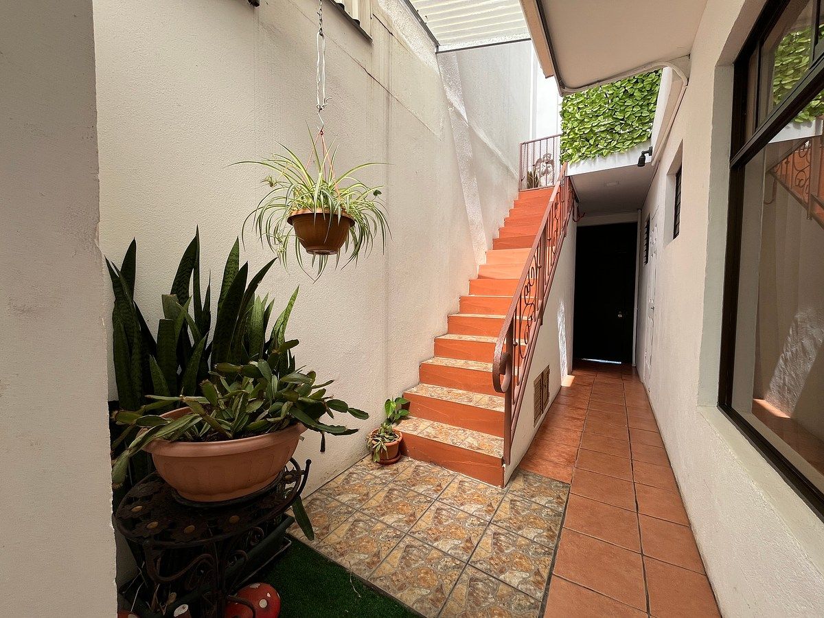 Entrada independiente al apartamento en 2do piso, foto 15 de 25