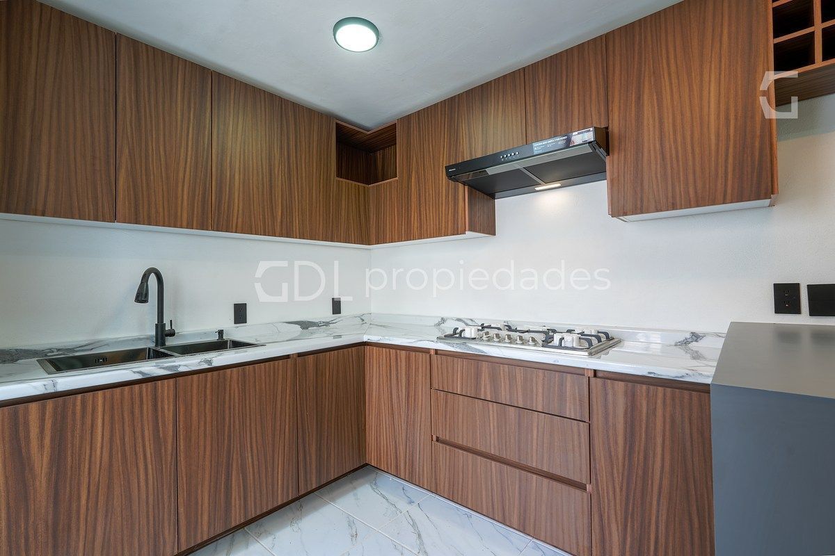 EL MANANTIAL CASA RECIÉN REMODELADA EN VENTA - foto 4