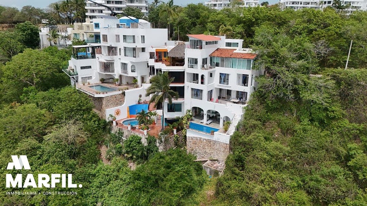 Espectacular Casa en Venta en Manzanillo con 7 Recámaras, Alberca y Vista al Mar