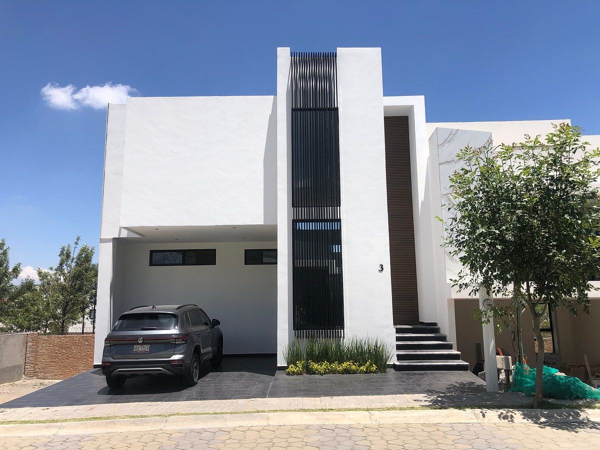 Casa nova à venda de três níveis no Parque Malta, Lomas de Angelopolis III, foto 1 de 49