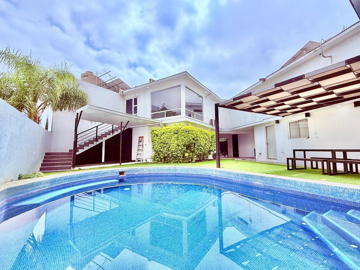 CASA INCRÍVEL COM GRANDES ÁREAS SOCIAIS E PISCINA, foto 1 de 20