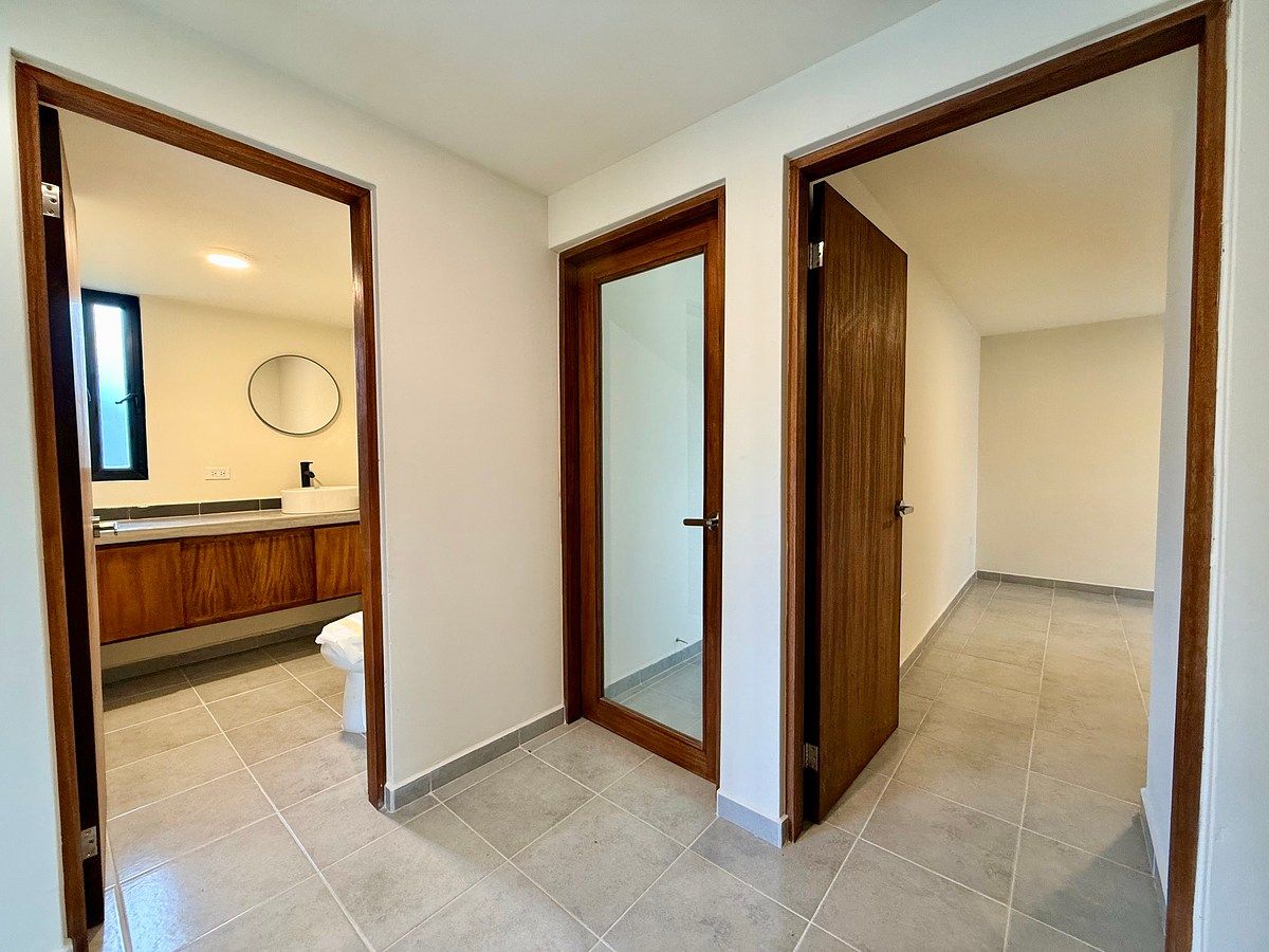 Medio baño en planta baja y recámara con baño completo., foto 16 de 50