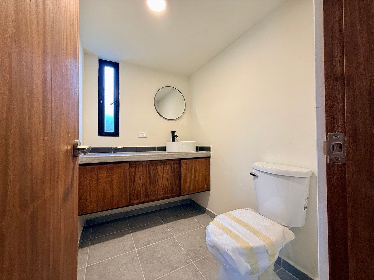 Medio baño, acceso desde la cocina y desde la sala., foto 17 de 50