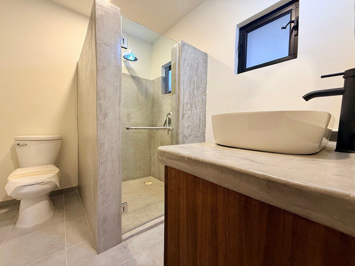 Baño de recámara en planta baja., foto 23 de 50