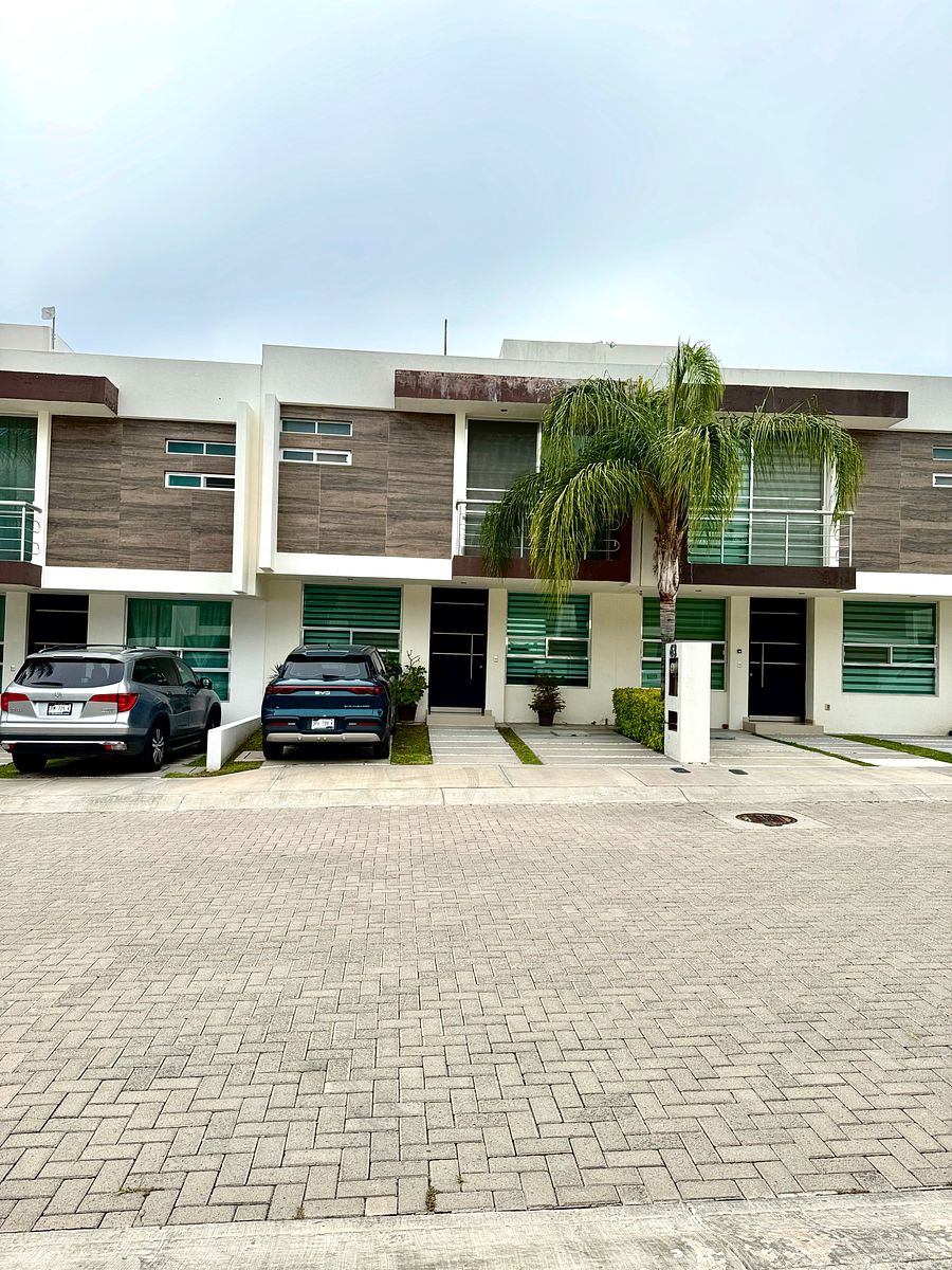 CASA AMUEBLADA, RENTA EN EL REFUGIO 230m2, foto 1 de 34