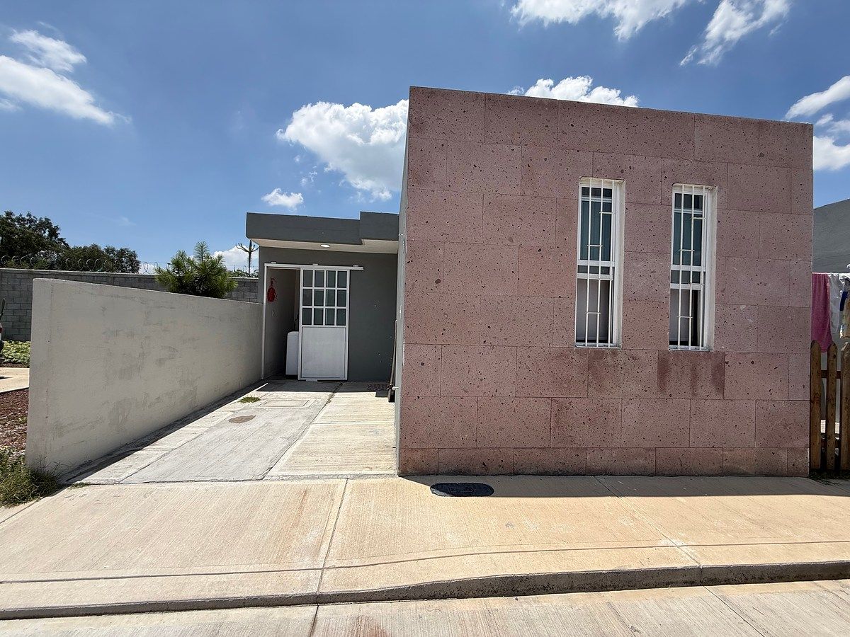 CASA NA ESQUINA EM PRIVADA NO FRACC. LOS CEDROS ZUMPANGO, foto 1 de 13