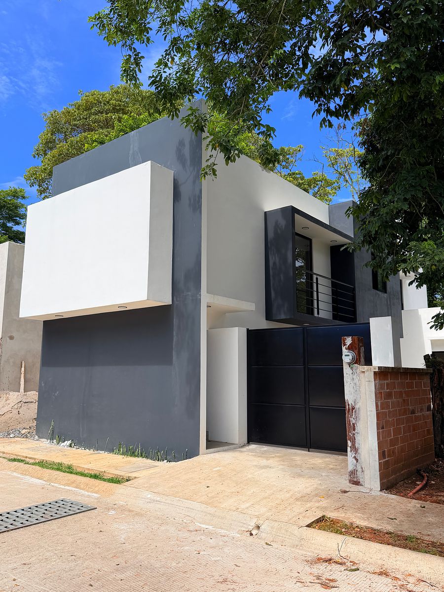 Casa moderna con recámara en planta baja, amplia terraza con vista a área verde, foto 1 de 27