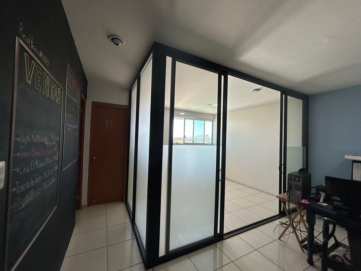 Office in Jardines de La Hacienda, Querétaro, photo 2 of 18