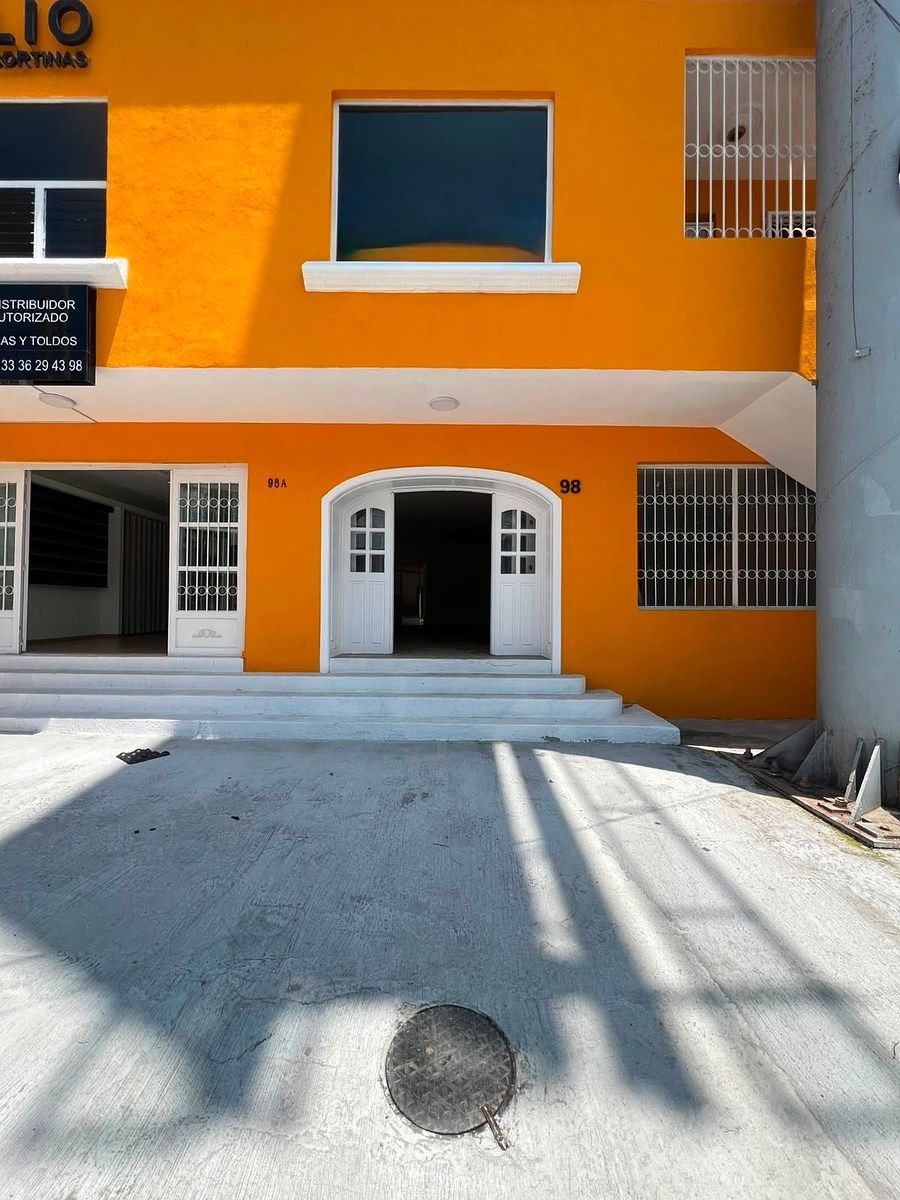 Local comercial na Av. Patria 98 quase na esquina com a Av. Vallarta, foto 1 de 17