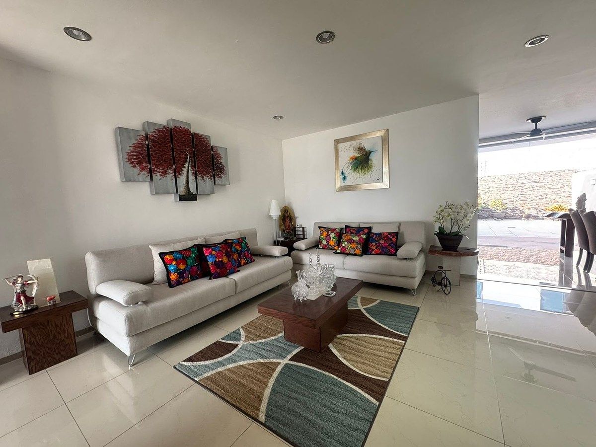 LINDA CASA À VENDA NA ÁREA BOSQUES DE SANTA ANITA, foto 1 de 16