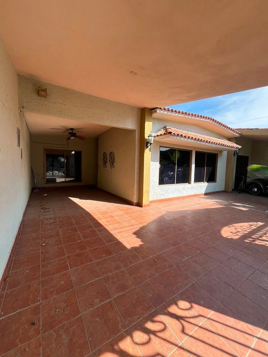 CASA À VENDA COM EXCELENTE LOCALIZAÇÃO, foto 1 de 25