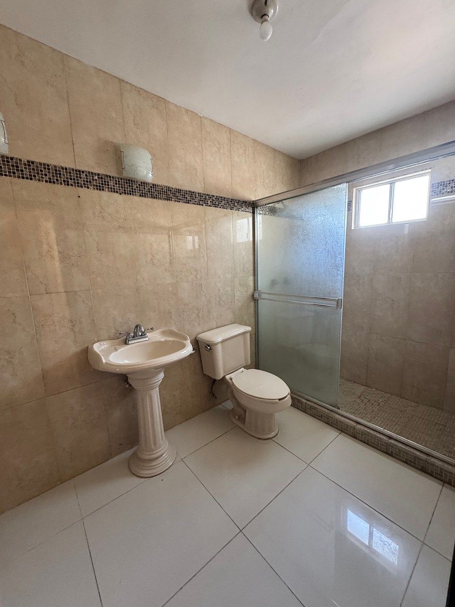 Baño para darle servicio a segundas recámaras o visitas, foto 13 de 23