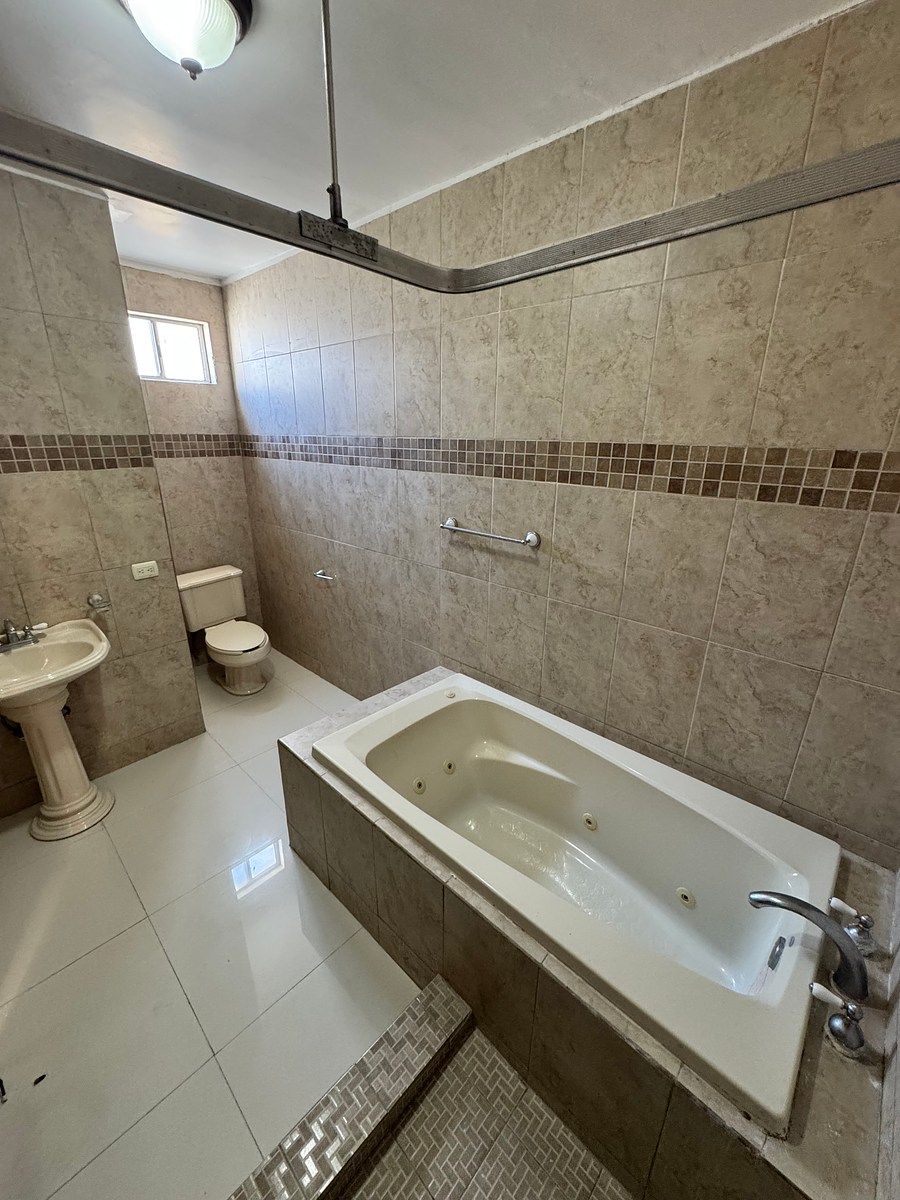 Baño completo de la recámara principal, con tina y regadera, foto 8 de 23