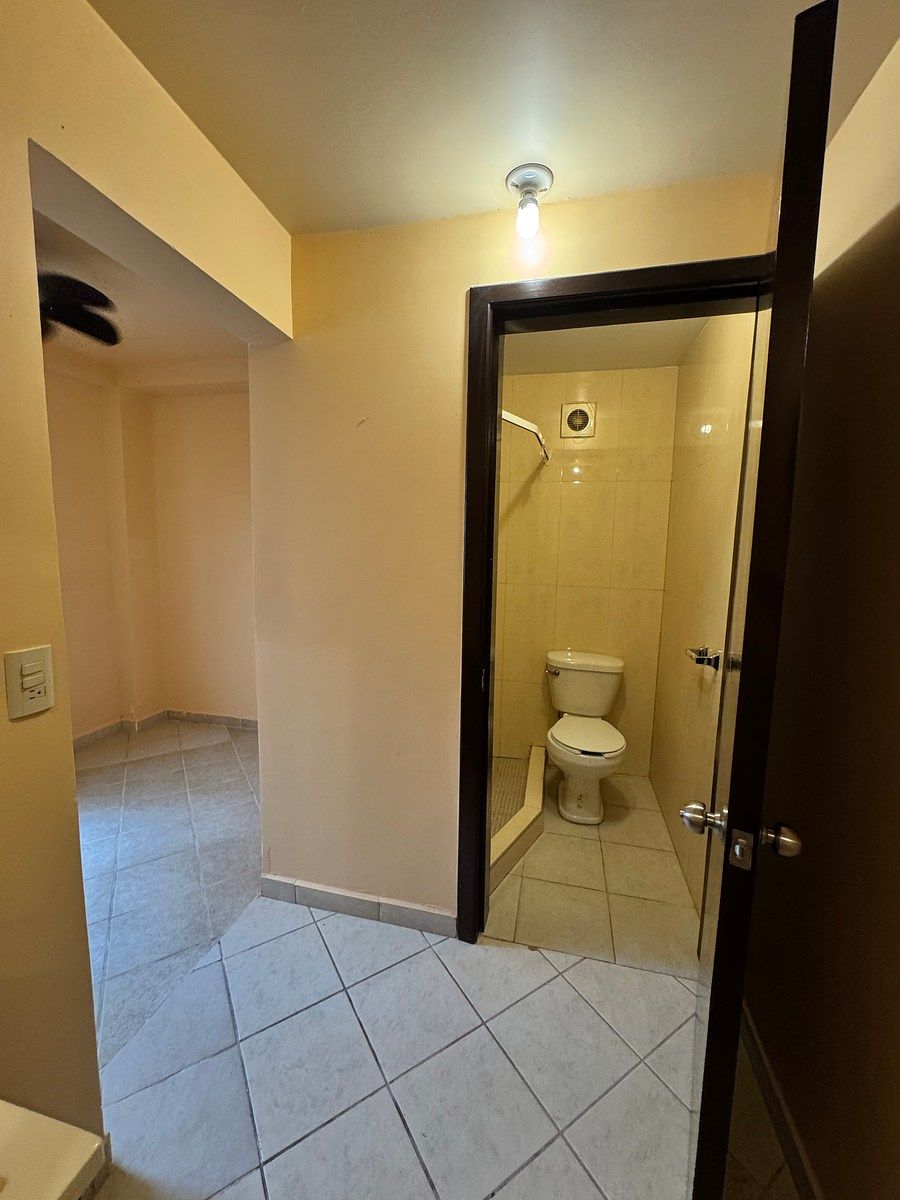 Estudio en primer piso con baño completo, foto 17 de 23