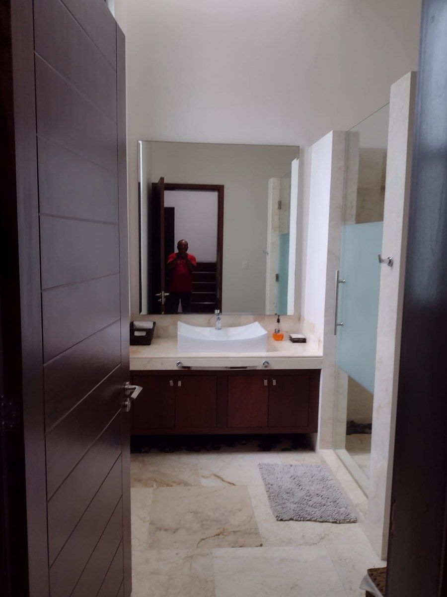 Baño, photo 8 of 17