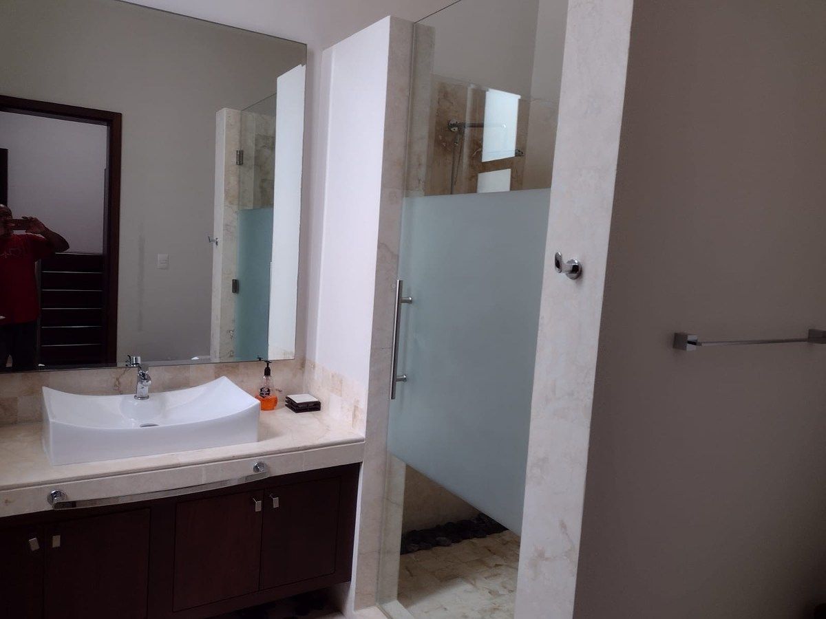Baño, photo 10 of 17