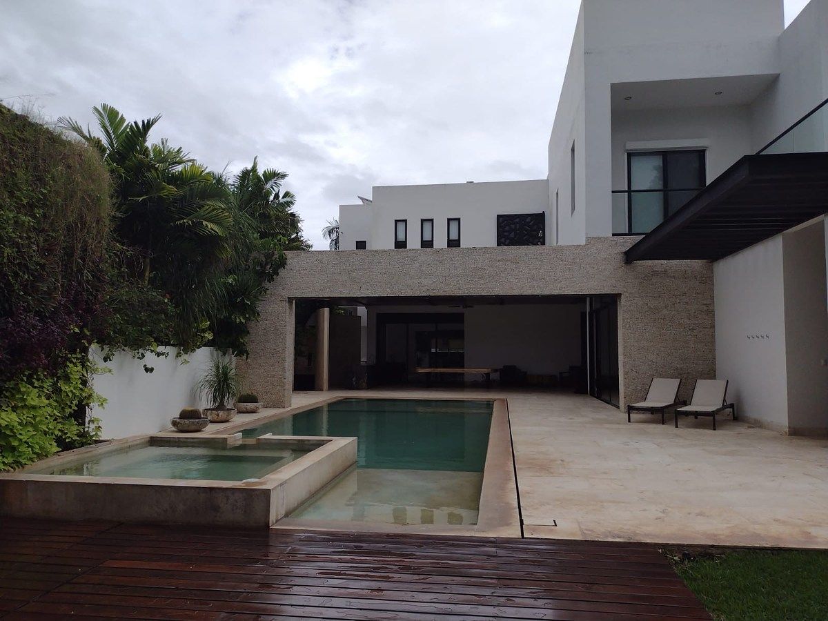Piscina, photo 1 of 17
