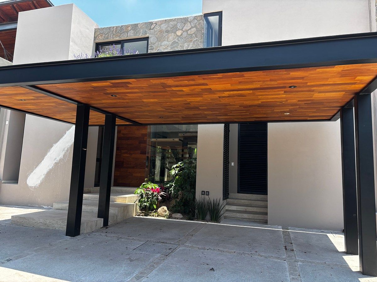 Zulu House, photo 1 of 33