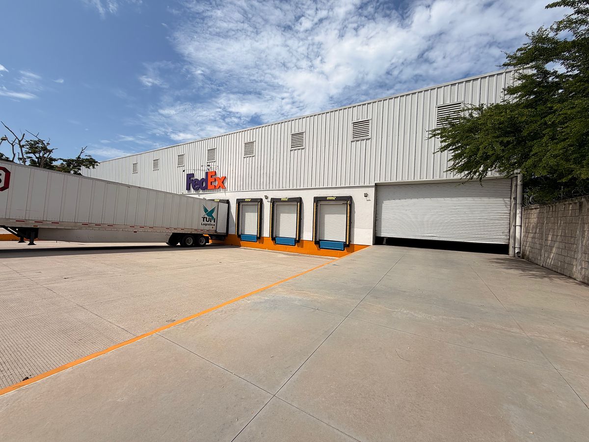 WAREHOUSE FOR RENT WITH 3 DOCKS IN PUERTO VALLARTA, photo 1 of 11