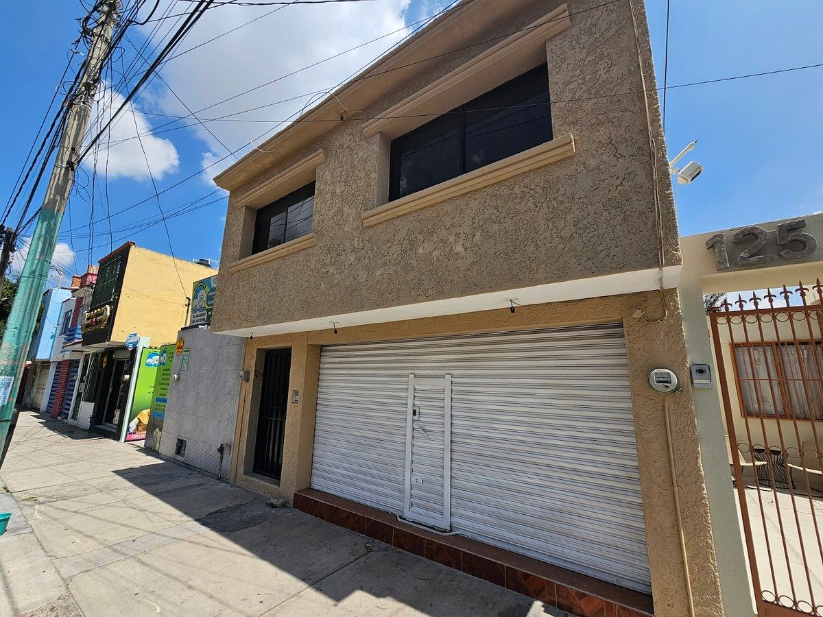 Commercial local for rent one block from Macroplaza SLP, photo 1 of 10