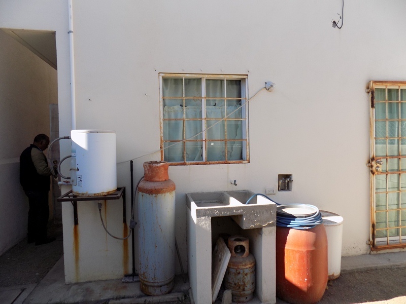 30 de 32: área de lavado y calentador de agua eléctrico.