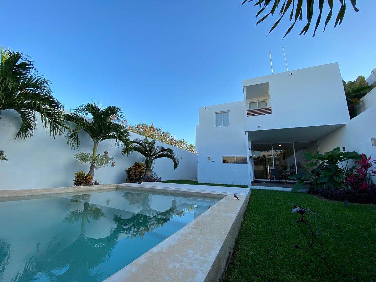 CASA DE DOIS ANDARES COM TRÊS QUARTOS LOCALIZADA NO NORTE DE MÉRIDA, foto 1 de 19