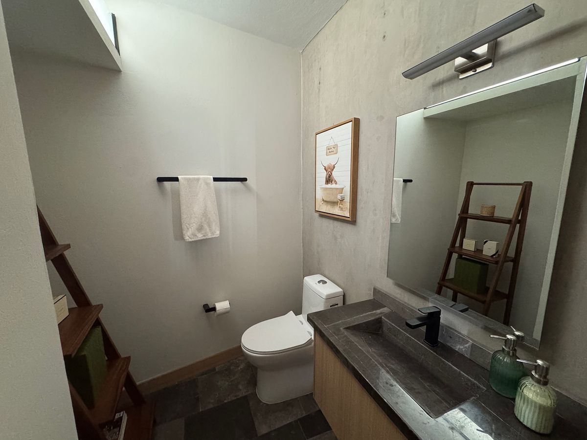 Medio baño área de día, photo 6 of 10