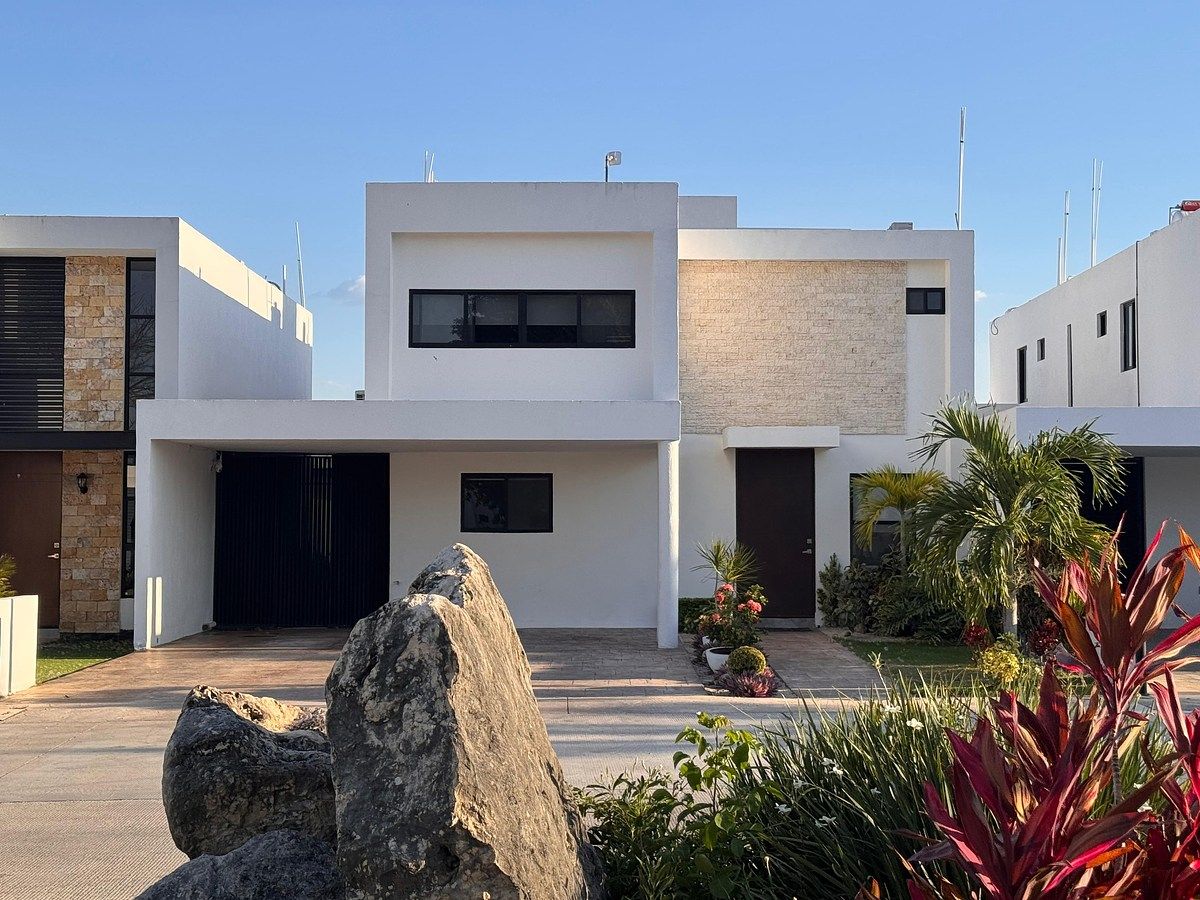 House with pool and solar panels in Amaranto Residential, photo 1 of 35